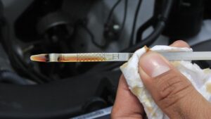 Как проверить уровень масла в двигателе