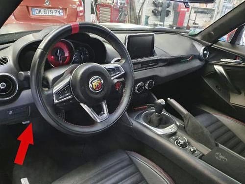 Где находится диагностический разъем Abarth 124 Spider