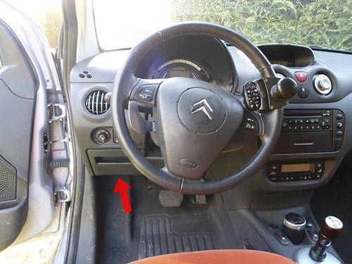 Где находится диагностический разъем Citroen C2