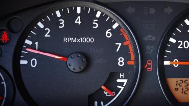 Почему плавают обороты двигателя: причины и что делать